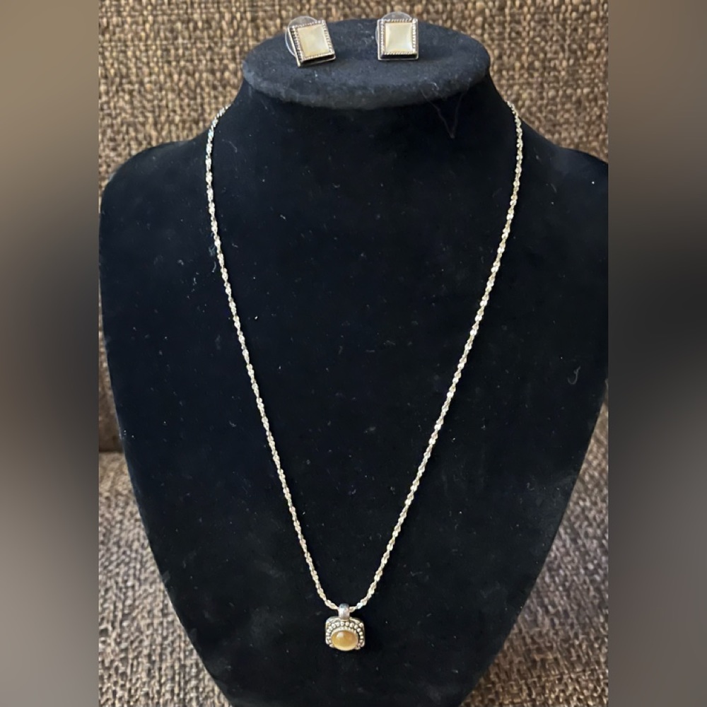 Napier necklace earring set 18”L. Mother of Pearl and faux pearl pendant